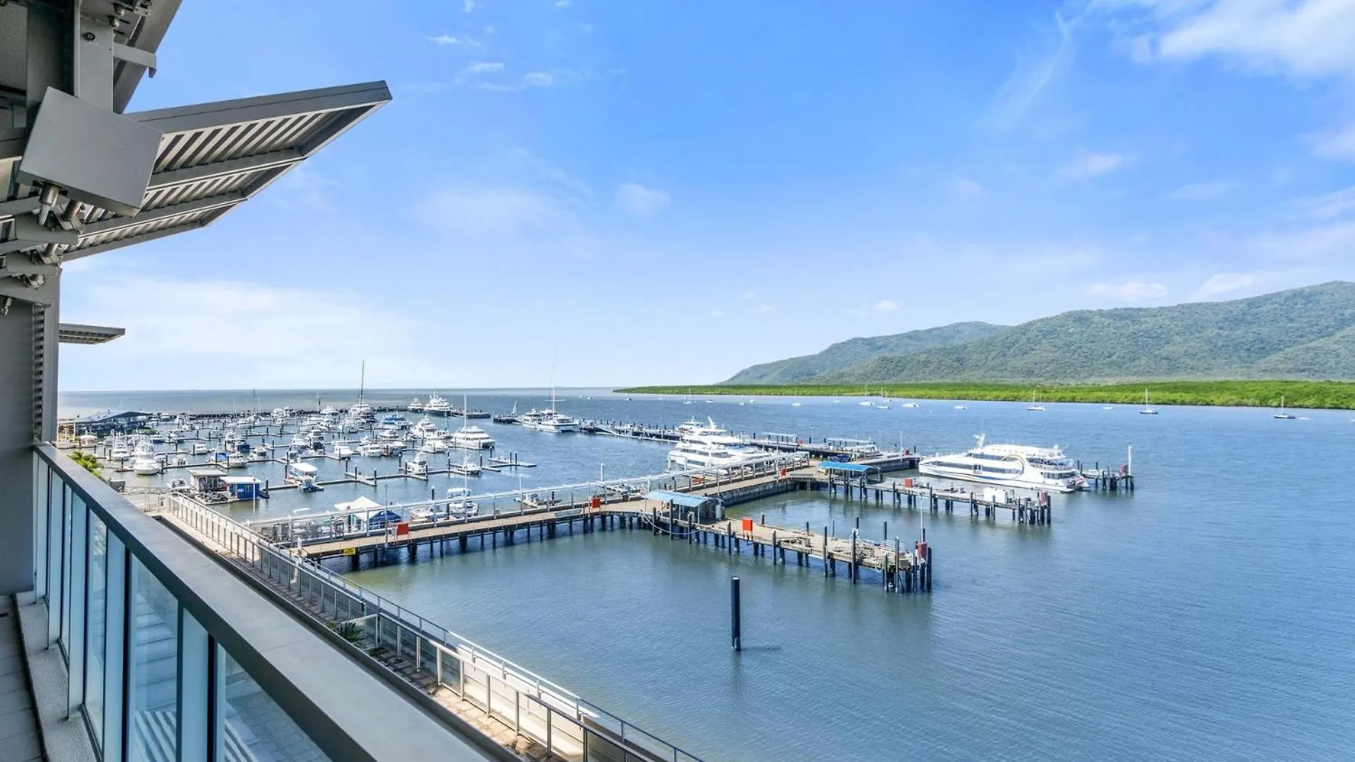 Belle Escapes 25 Harbour Lights With Magical Water Views location