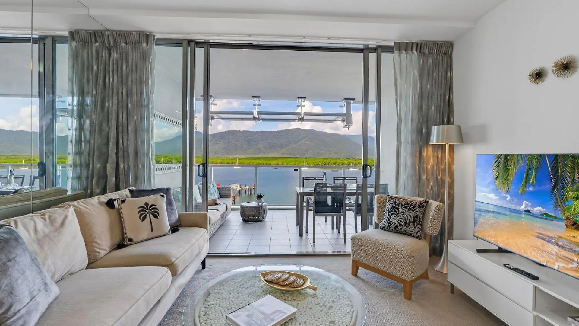 Belle Escapes 25 Harbour Lights With Magical Water Views Appartement Cairns Australië